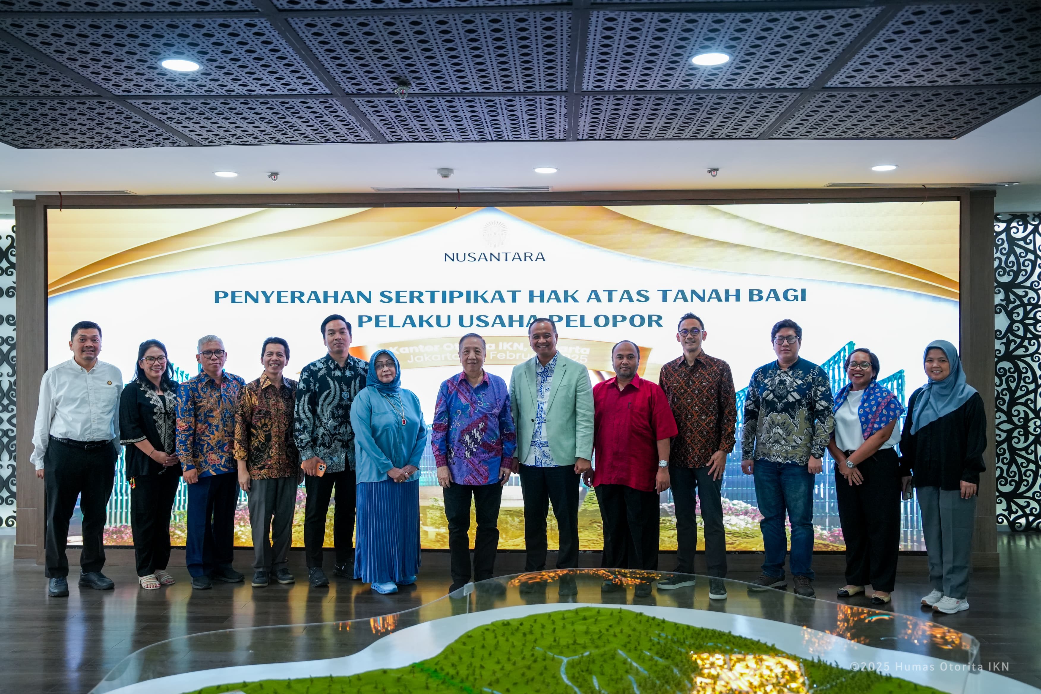 Berikan Kepastian Hukum bagi Pelaku Usaha Pelopor di IKN, Otorita IKN Serahkan Sertifikat Hak Atas T